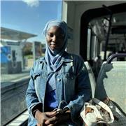 Étudiante faisant des cours particuliers au élèves afin de les aider à faire monter leur niveau